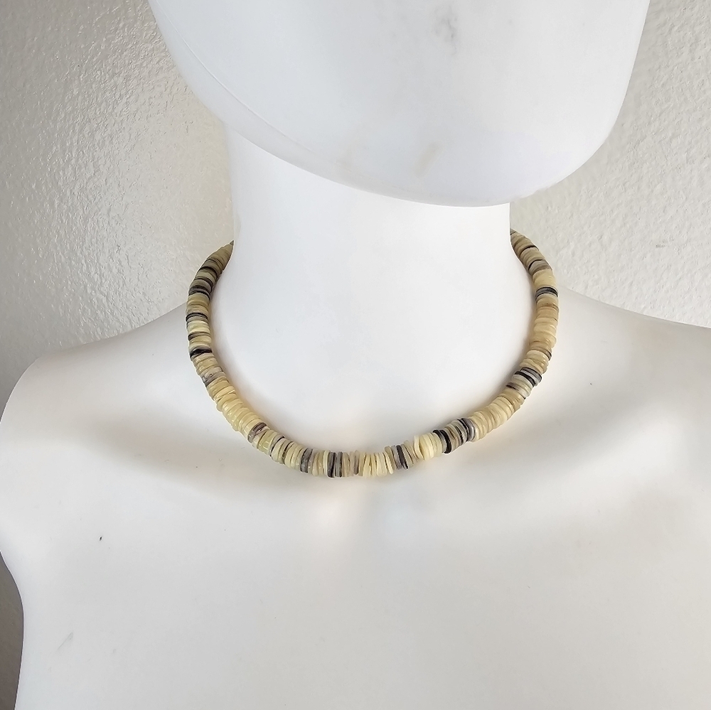 Beautiful Shell Necklace - Picture 4 of 4